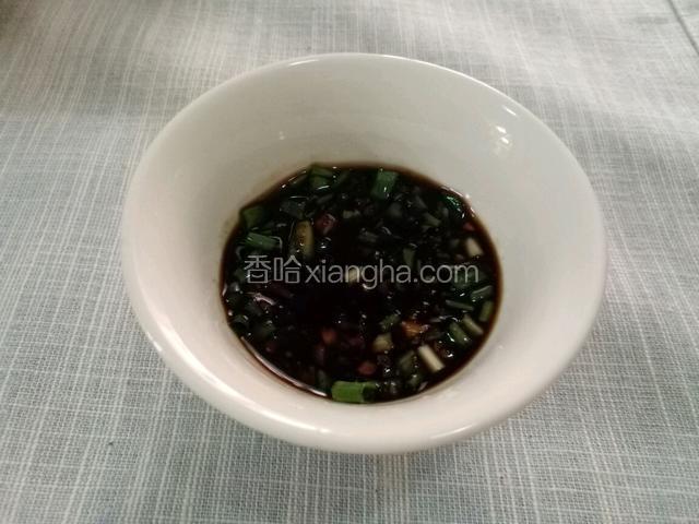 汤炖好了，调一盘美味的蘸水很重要。姜蒜末，花椒面，味精，葱花，酱油。（辣椒面和香油你喜欢的话就放）
