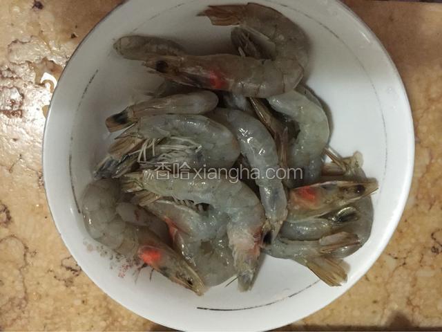 虾洗净，去壳，留头尾。