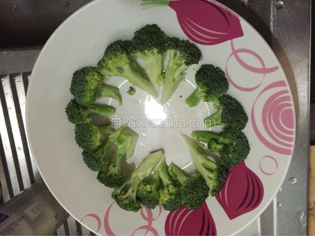 西兰花洗净，切了备用。