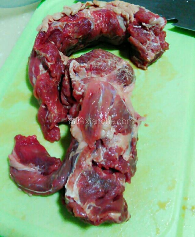 牛肉洗干净切成块。胡萝卜切块！焯水备用。