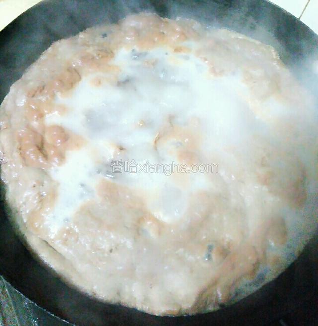 烧开后！表层出现大量浮沫拿勺子撇去，捞出牛肉。