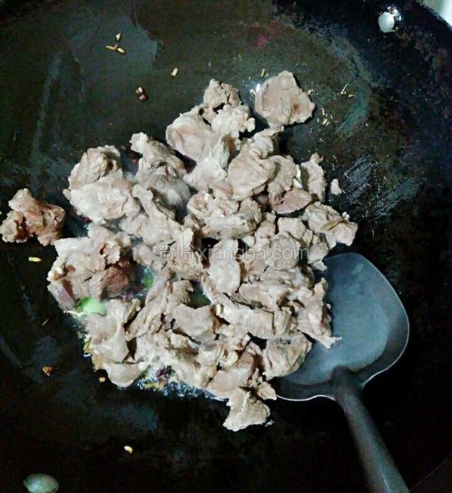 放入牛肉翻炒一分钟