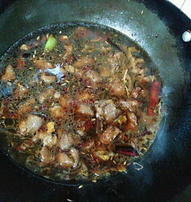 放入温水能淹没牛肉就可以了。烧开后倒入电瓦罐中。