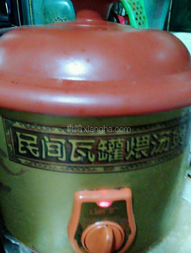 倒少许开水高火预热！将牛肉放入高火炖三小时。