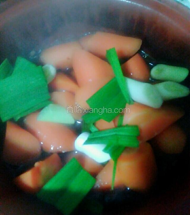 最后撒上蒜苗焖一分钟即可盛出。