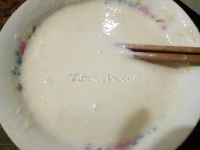 用筷子搅打成面糊，面糊稀摊出来的饼就薄，面糊稠摊出来的饼就厚。