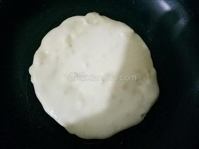 平底锅刷层油，开小火，舀一勺面糊，垂直慢慢倒入锅中。