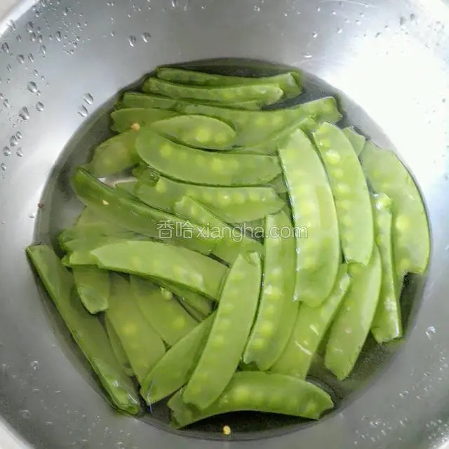 荷兰豆择好洗净