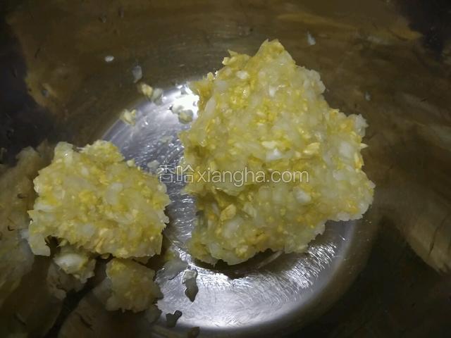 用手挤出白菜的水分，不用太干