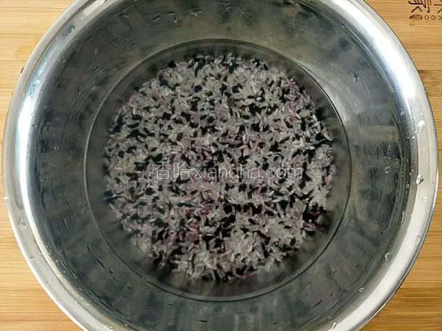 用清水滔洗干净，浸泡一个小时