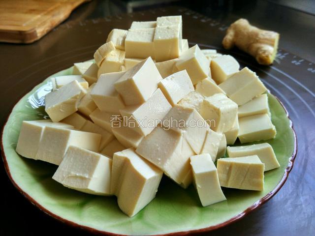 豆腐用淡盐水浸泡二十分钟后切成小方块。