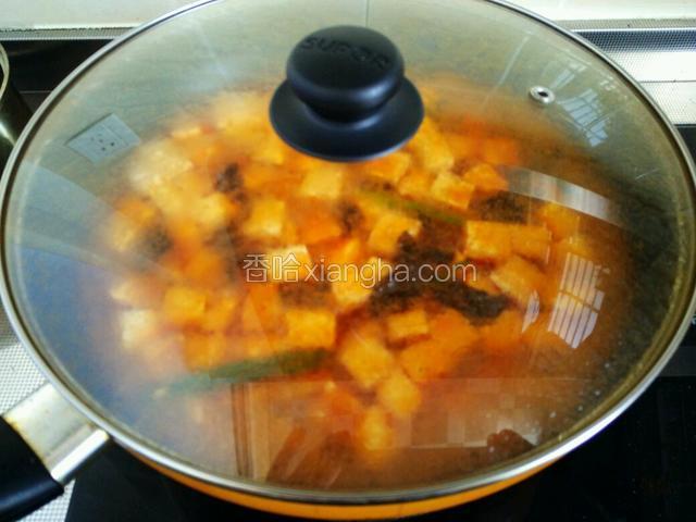 大火烧开后，转中小火炖煮5到8分钟。