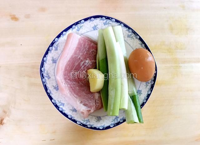备好食材洗干净（小香葱忘了拍了）
