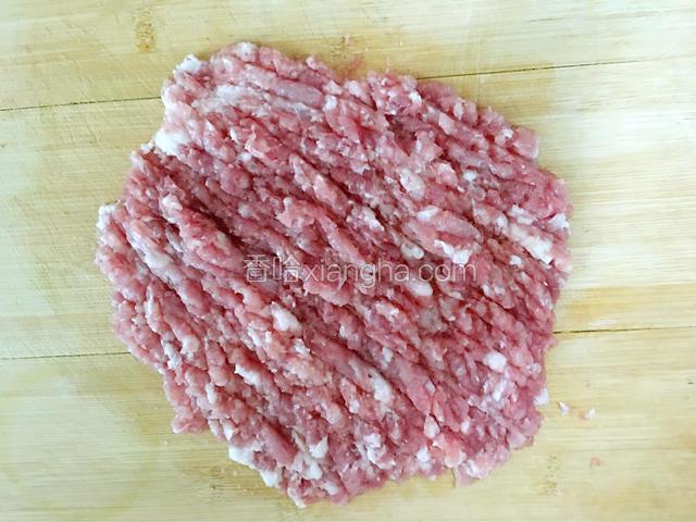 把鲜肉剁成肉泥