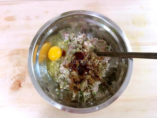 把葱姜肉泥放在盆里，鸡蛋打散，加生抽料酒蚝油胡椒粉五香粉芝麻油盐味精，用筷子往一个方向搅拌上劲就可以了，可以多搅拌一会儿。