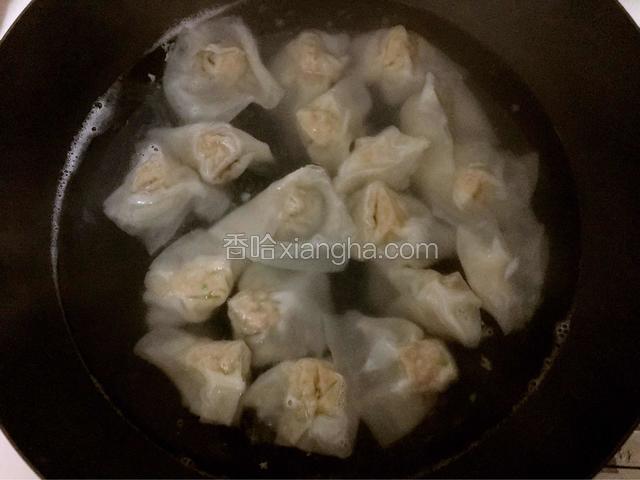 煮馄炖：开锅下馄炖，锅开加一次凉水，等馄炖漂浮起来就煮好了