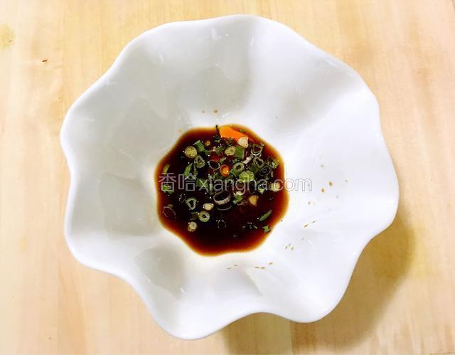 煮馄炖期间，备好一个碗：加少许盐、少许鸡精、一勺生抽、一勺香醋、点点芝麻油、少许辣椒油和香葱花调料