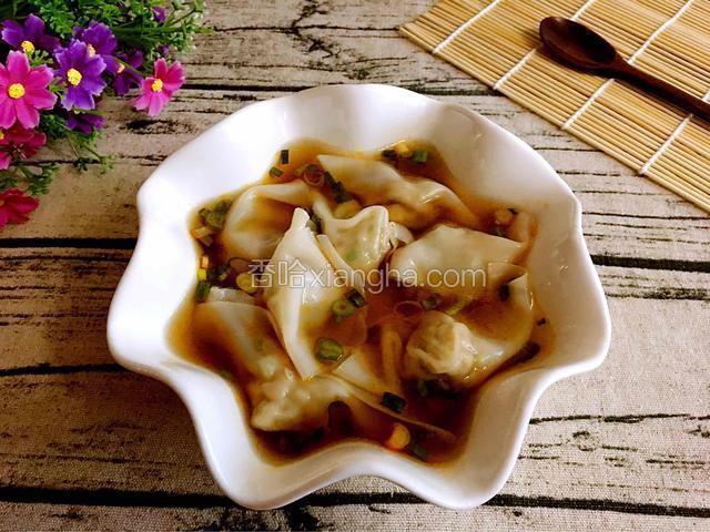 用煮馄炖的滚汤冲开碗里的调料搅拌均匀，再把馄炖捞出来放在碗里，好了清汤元宝小馄炖做好了！尝尝吧味道好美味呦！