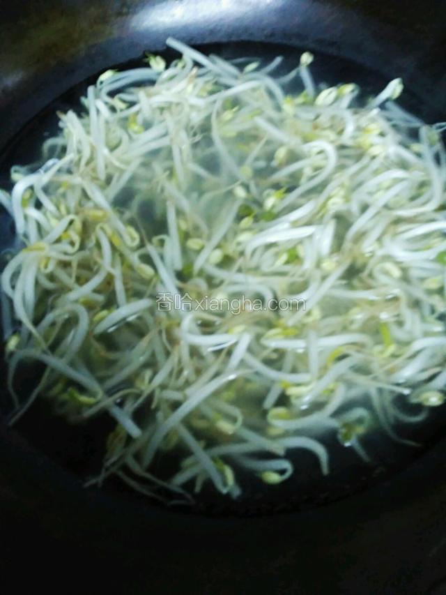 开水焯豆芽，出香味捞出浸冷水。沥水备用。