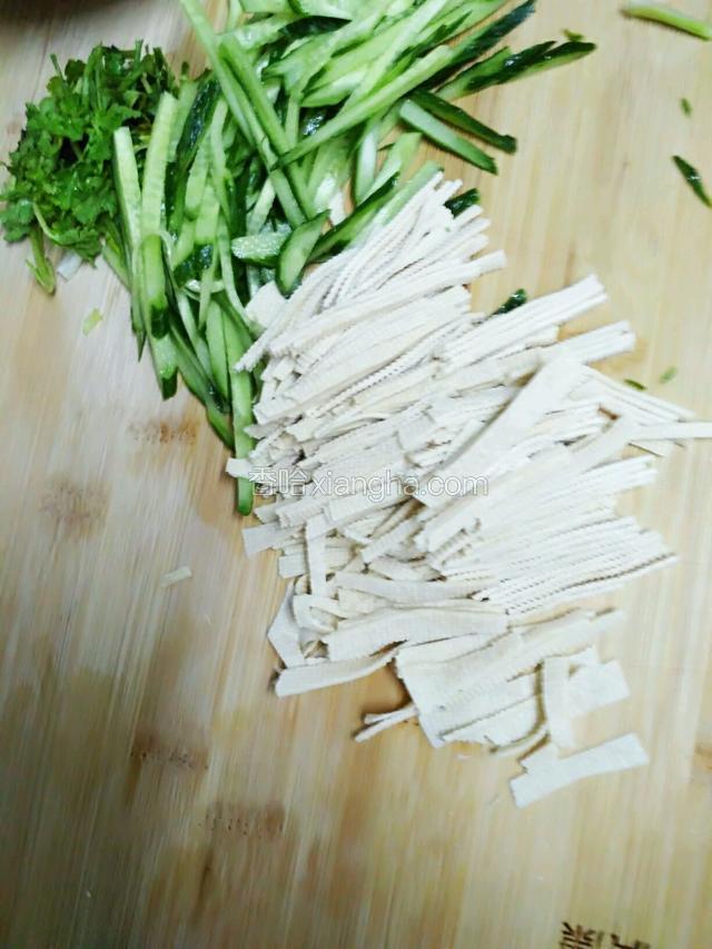 香菜切小段，黄瓜，豆皮切稍粗的丝。