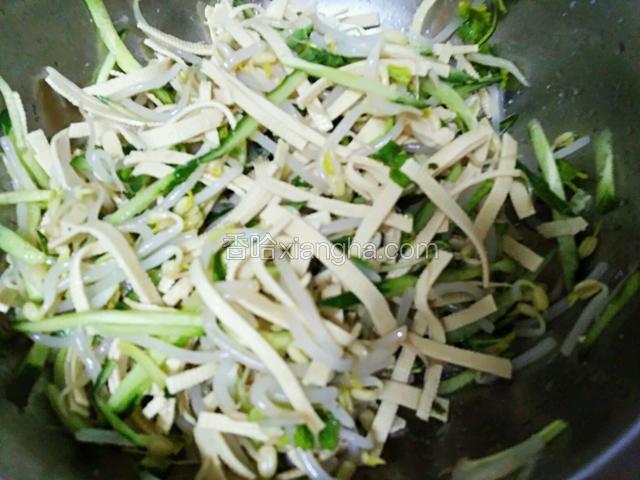 放糖、醋、盐、味精，拌匀。