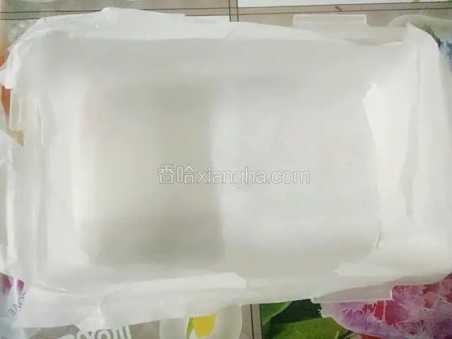 容器用油纸包起来备用，这样便于完整的将成品取出，清洗起来也容易。