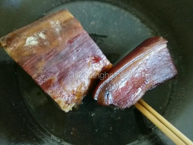 腊肉首先用热水焯一下去除油脂。