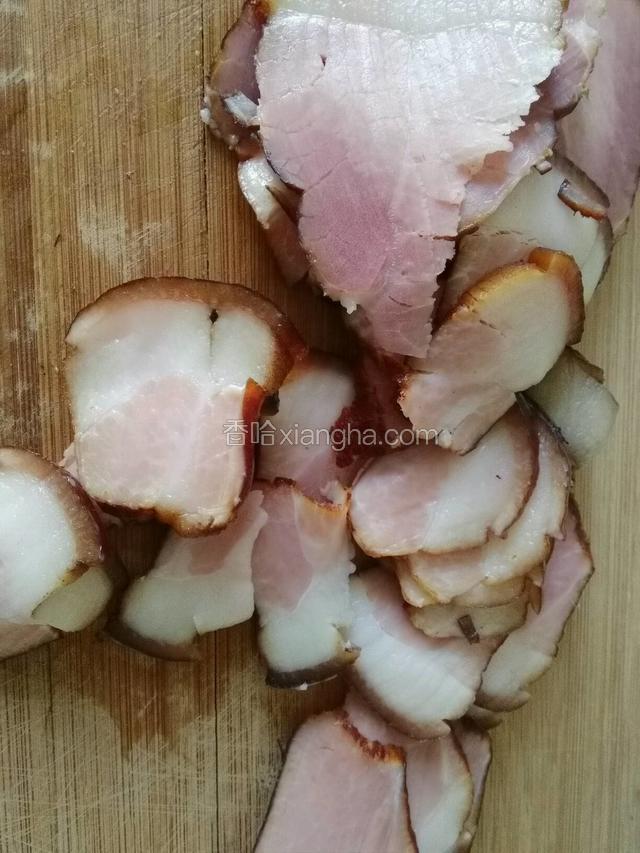 腊肉切成薄片。