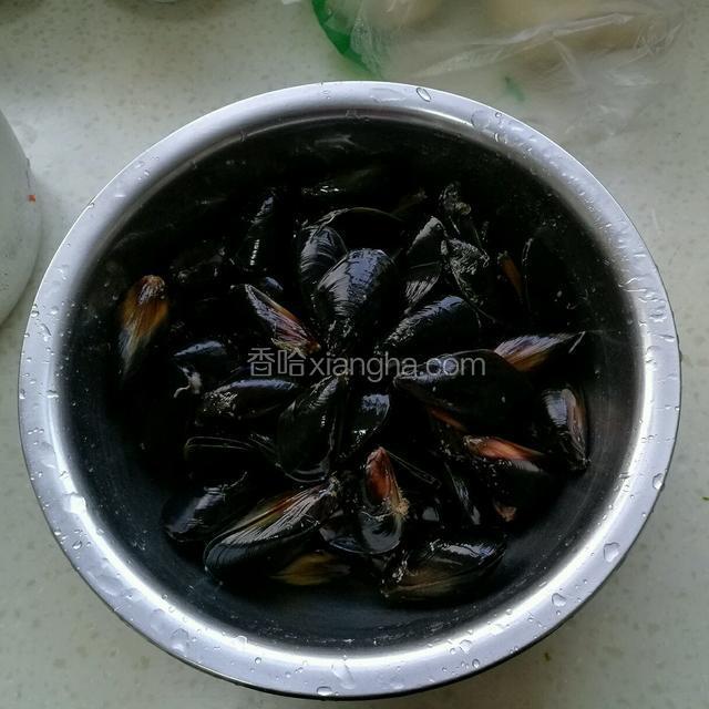 将海虹清洗干净。