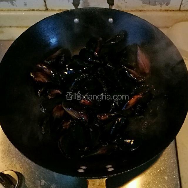 把锅中的水分烧干，倒入洗干净的海虹，盖锅盖，中大火3-5分钟。