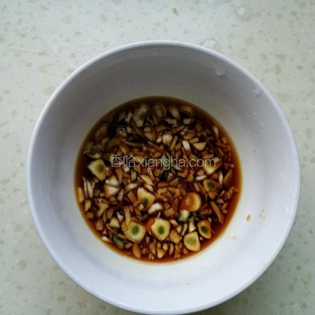这个时候可以调个蘸料，葱姜切沫，倒入醋和生抽，醋和生抽比例2:1。