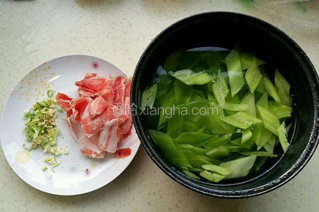 莴苣去掉老皮洗净，切片，猪肉切片，葱蒜切沫。