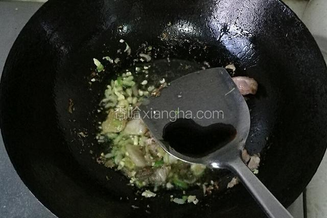 加入少许酱油，爆香肉片。