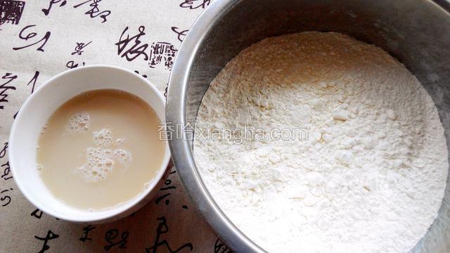 酵母和白糖用35度左右温水化开，静置五分钟