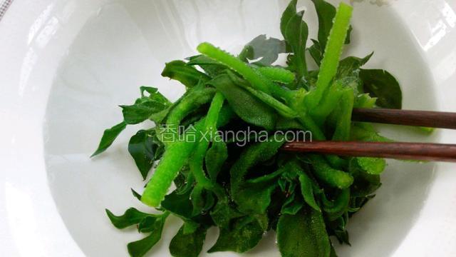 夹出放入凉白开水中，浸泡一分钟