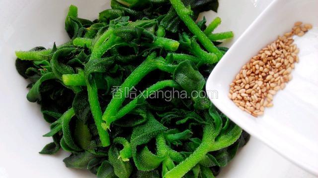 放入白芝麻