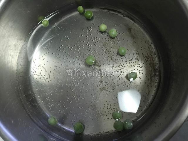 锅内烧开水下豌豆粒煮开。