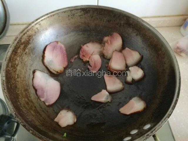 热油下锅煸炒腊肉。