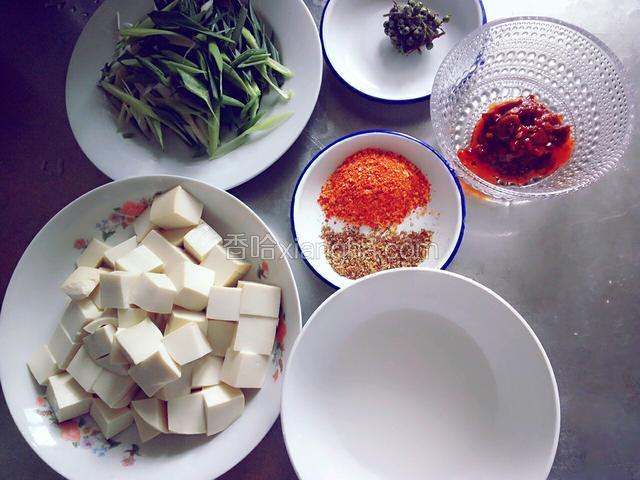 准备食材:花椒和辣椒拿料理机打成粉末，蒜苗切斜条，豆腐切小块，淀粉用水调好