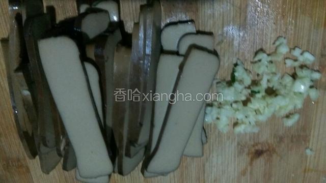 鸡蛋干用水洗一下，切薄片。蒜剁碎。