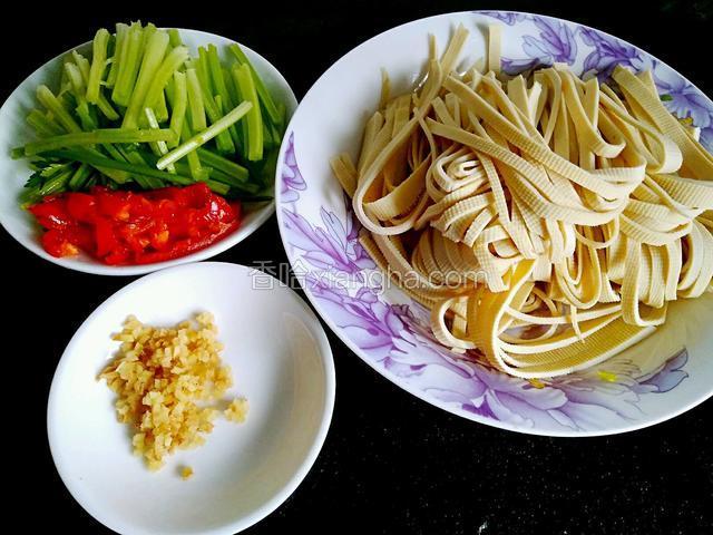 豆腐皮切丝，芹菜切段，红辣椒切丝，生姜切末备用。