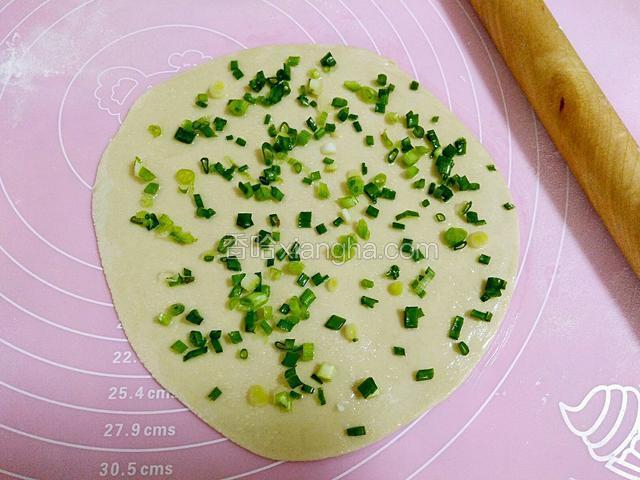 再撒上适量葱花