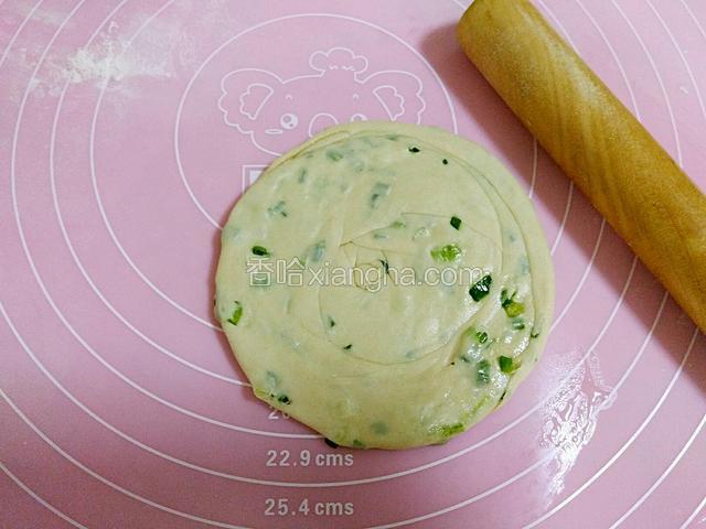 用手先按扁，再用擀面杖擀压成饼