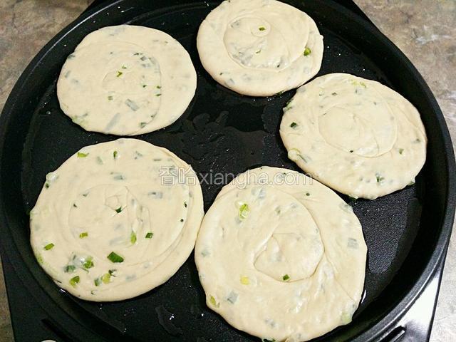 平底锅放适量油，把饼放入后小火烙（电饼铛按烙饼键即可）
