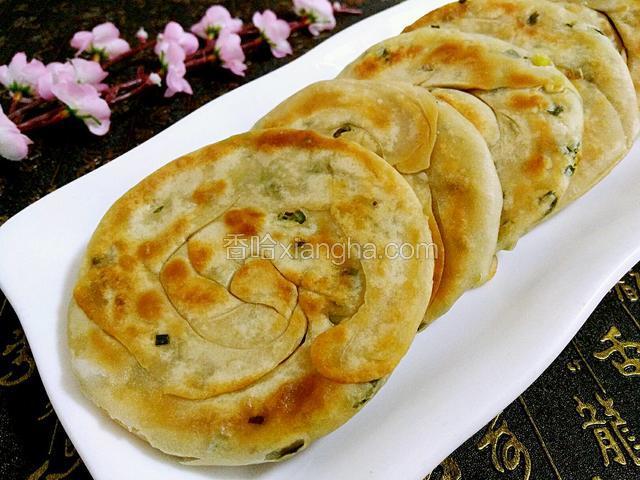 来碗稀饭和小菜，搭配葱油烙饼，丰富又美味的早餐