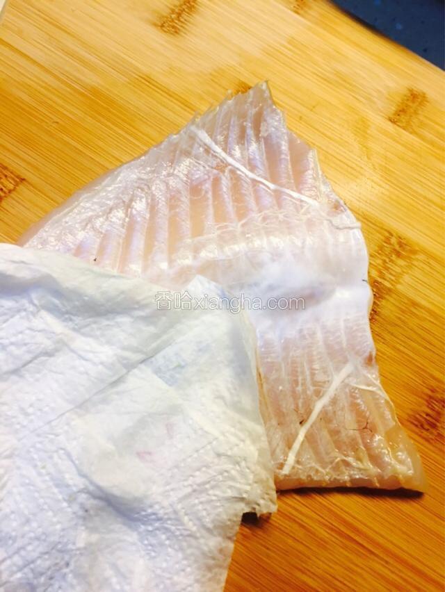 把鱼腩用厨房纸巾吸干水分
