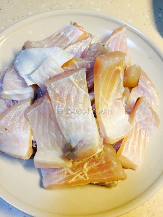 鱼腩切成俩指宽的条状