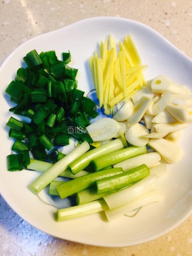 姜切丝，蒜切片