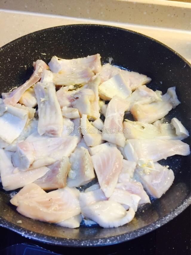 把鱼腩带皮的一面朝下放在锅里