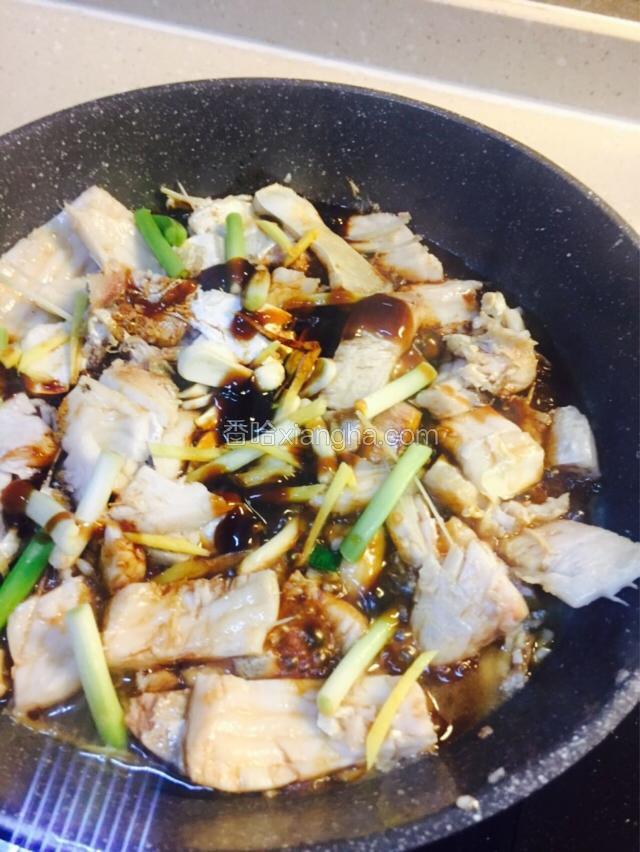 等鱼煎的差不多了就加入料酒，蚝油，老抽，生抽，冰糖，转大火烧开